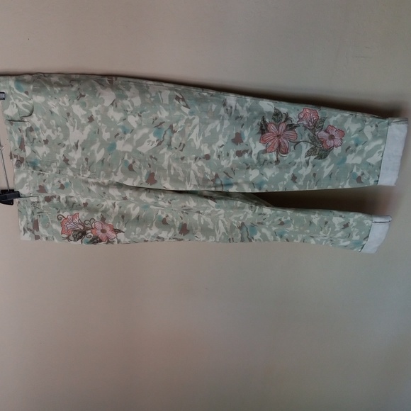 Gloria Vanderbilt Pants 18 Amanda Camouflage Embroidered Flowers Roll Cuff - Picture 1 of 13
